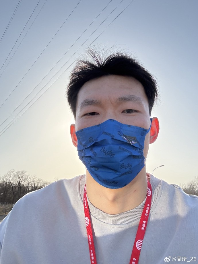 悠閑！周琦騎京牌電動車出行：太陽出來了 開京牌兜兜風！