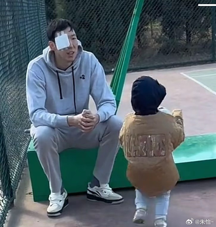 顧家好男人！記者曬出周琦手術(shù)后回歸家庭帶娃照片