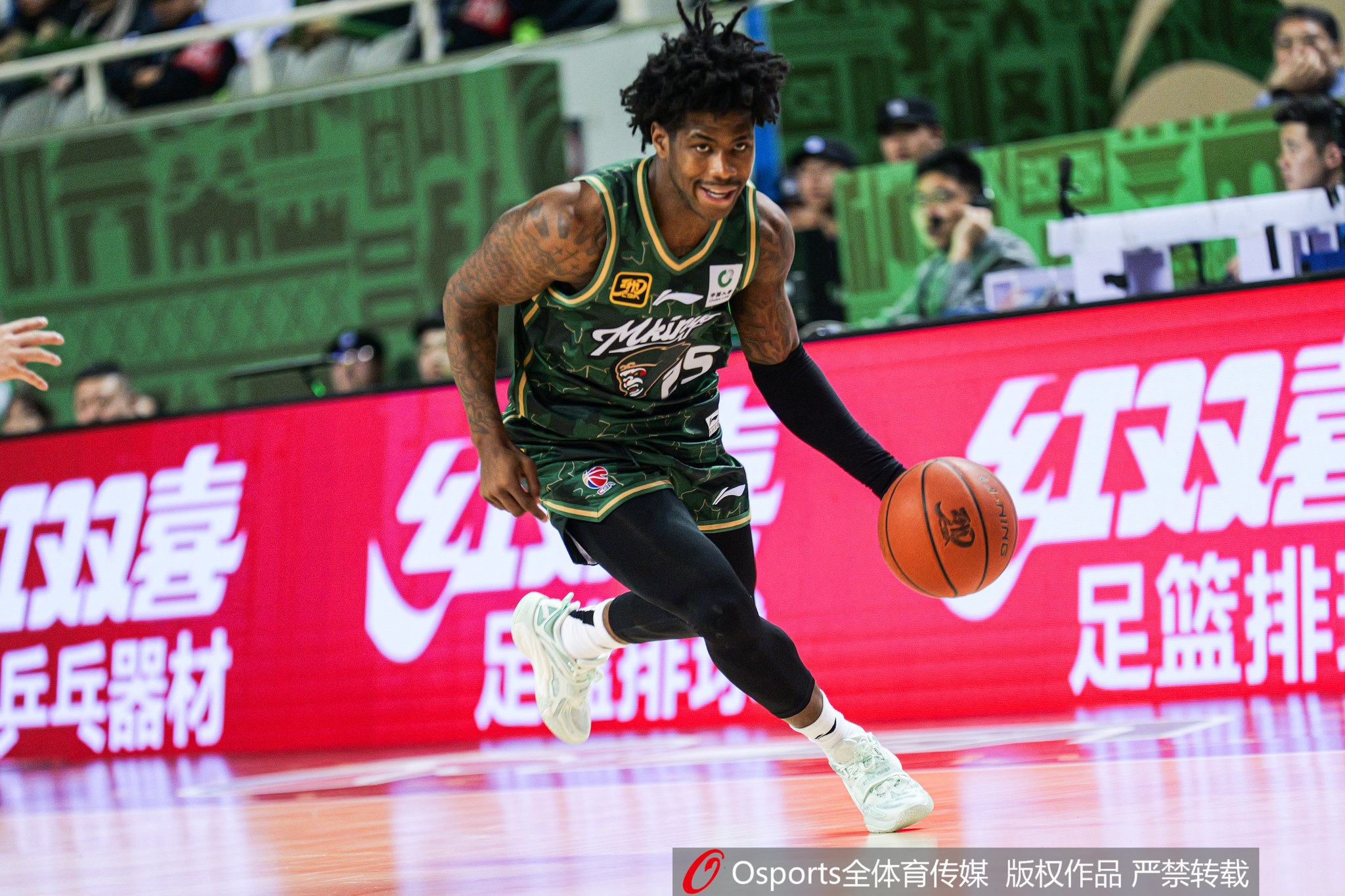 這外援猛得很！肯德里克-戴維斯16投12中&罰球18中15砍43分6板9助